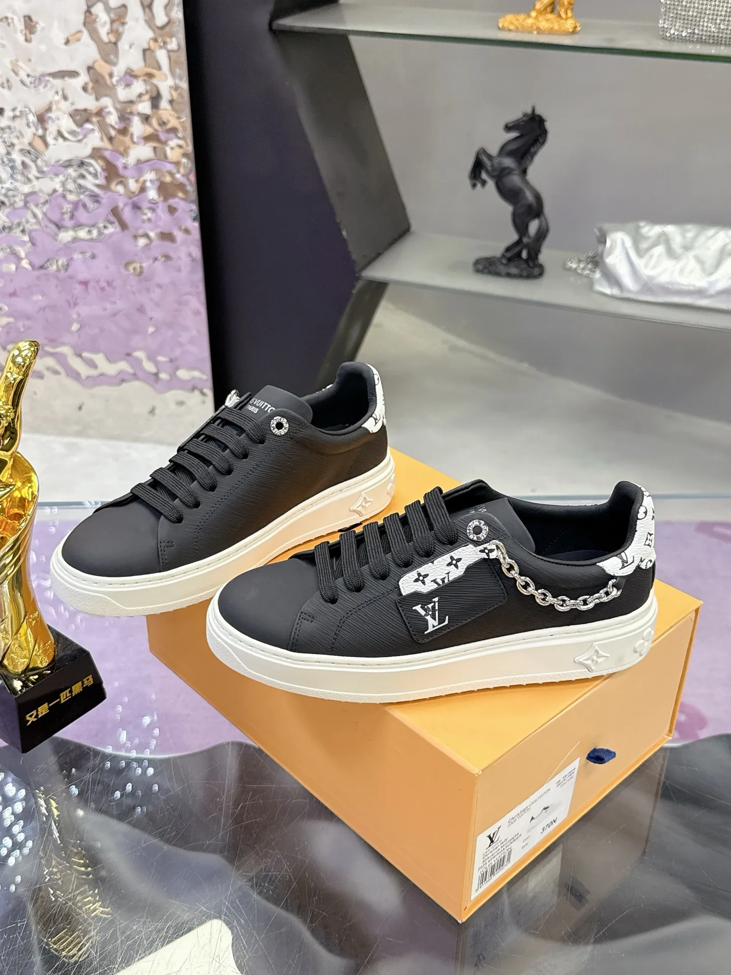 Factory price: 640💰 Louis Vuitton Louis Vuitton 25ss new style💗 Presbyopic chain sneakers, white shoes, many Internet celebrity fashion bloggers plant grass, simple shoe shape grid design, brand LOGO embossing, hardware buckle, presbyopic stitching, LV Circle rubber patch on the tongue with rich details 🌹 Original custom silk cowhide on the upper, water-dyed cowhide on the inside, one-piece molding process EVA feet 😄 Original open molded T men's shoes 💰U outsole LV white shoes series Size: 35-40